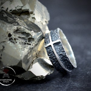 Silver wedding band ring hammered with cross