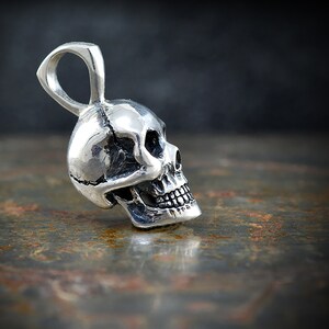 Silver skull pendant, Human skeleton necklace for men, Memento mori jewelry, Handcrafted skull immagine 3