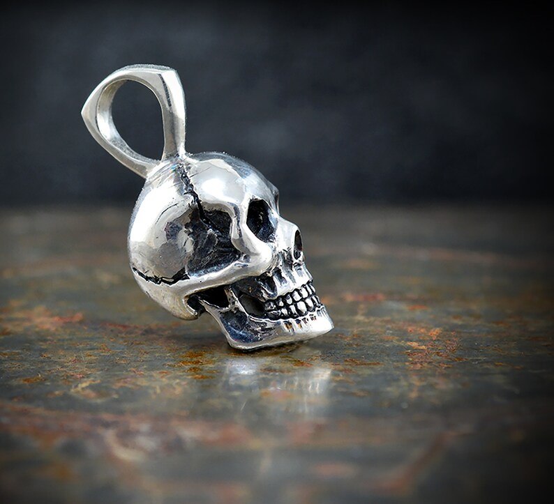 Silver skull pendant, Human skeleton necklace for men, Memento mori jewelry, Handcrafted skull immagine 3