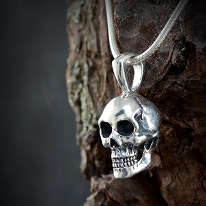 Silver skull pendant, Human skeleton necklace for men, Memento mori jewelry, Handcrafted skull immagine 4