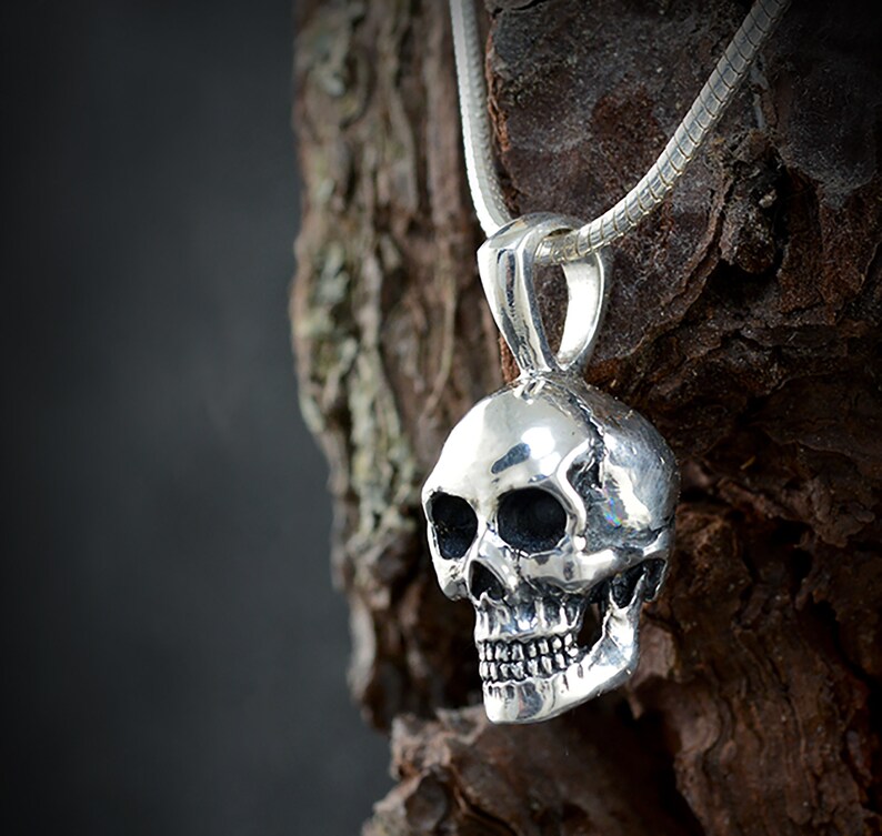 Silver skull pendant, Human skeleton necklace for men, Memento mori jewelry, Handcrafted skull immagine 4