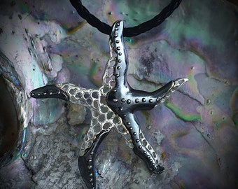 Colgante esqueleto de estrella de mar, Estrella hecha a mano en plata de ley y texturas oxidadas, Joyeria del oceano