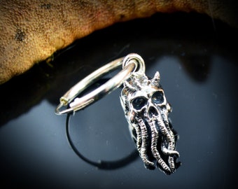 Pendiente de aro pequeño de plata de ley con calavera de Chtulhu | Accesorio punk de joyería Whimsigoth Lovecraft