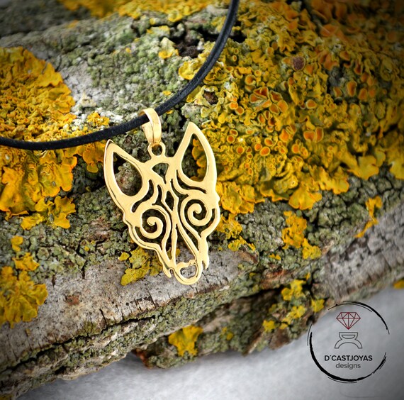 solid gold wolf pendant