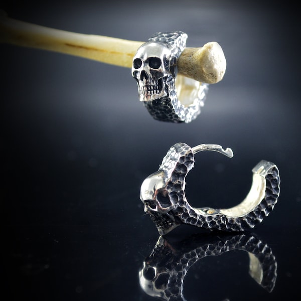 Créoles martelées avec tête de mort, boucles d'oreilles en argent faites main, boucles d'oreilles punk