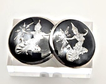 Vintage Siam sterling zilveren Niello Thaise danseres oorbellen met schroefsluiting en zwart emaille.