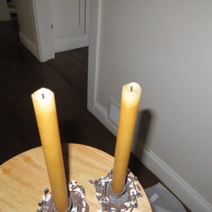 GRUBBY TAPER L.E.D. Candles with holders and pip berry ring image 8