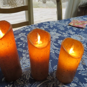 GRUBBY LED CANDLE  Set of 3 flickering moving flame grubby candles    free remote