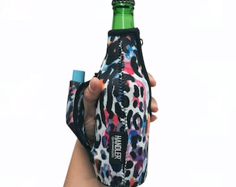 Botella de agua con estampado de leopardo y acuarela, con bolsillo en el asa y cierre de cremallera. Patente pendiente.