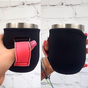 Puede incluir: Portavasos de neopreno negro con un agujero para el pulgar rosa. El portavasos está diseñado para adaptarse a un vaso de tamaño estándar.
