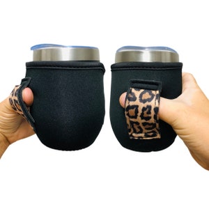 Puede incluir: Dos portavasos aislados negros con agarres para el pulgar con estampado de leopardo. Los portavasos están diseñados para adaptarse a un vaso de tamaño estándar.