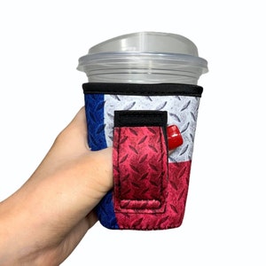 Puede incluir: Un portavasos de neopreno con un diseño de bandera de Texas. El portavasos tiene un asa integrada y está diseñado para adaptarse a una taza de tamaño estándar.