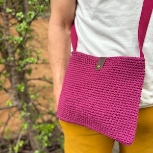 Burgunderfarbene Tasche/Umhängetasche. Aus recyceltem Garn gewebt. Gefüttert, mit Innentasche und Lederverschluss.