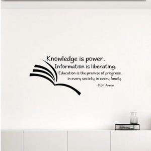 Könnte beinhalten: Ein weißes Wandtattoo mit dem Zitat "Knowledge is power. Information is liberating. Education is the premise of progress, in every society, in every family." Das Zitat wird Kofi Annan zugeschrieben.