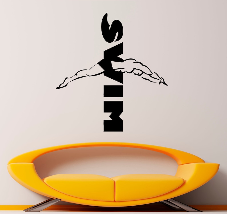 Puede incluir: Pegatina de pared en blanco y negro con la silueta de un nadador que se zambulle en una piscina con la palabra "SWIM" orientada verticalmente junto al nadador.