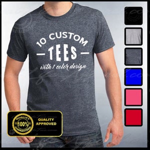 Peut inclure: Un t-shirt gris chiné avec le texte "10 CUSTOM -TEES- with 1 color design" imprimé en blanc. Le t-shirt a un sceau de garantie de qualité.