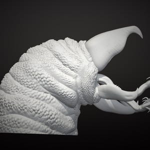 以下が含まれることがあります： 3Dでレンダリングされた、白い彫刻。クリーチャーの頭部と体の一部が描かれています。頭部は、テクスチャ加工された畝のある表面、大きなヒレ、そして爪のある付属器官が特徴です。背景は無地の黒です。