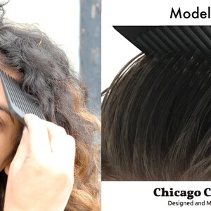 Może przedstawiać: Czarny plastikowy grzebień z czerwonym logo gwiazdy i tekstem "Chicago Comb Co. Designed and Made in U.S.A.". Grzebień jest oznaczony jako "Model No. 7".