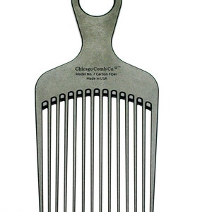Może przedstawiać: Szary plastikowy grzebień z uchwytem i 11 zębami. Grzebień jest oznaczony "Chicago Comb Co. Model No. 7 Carbon Fiber Made in USA."