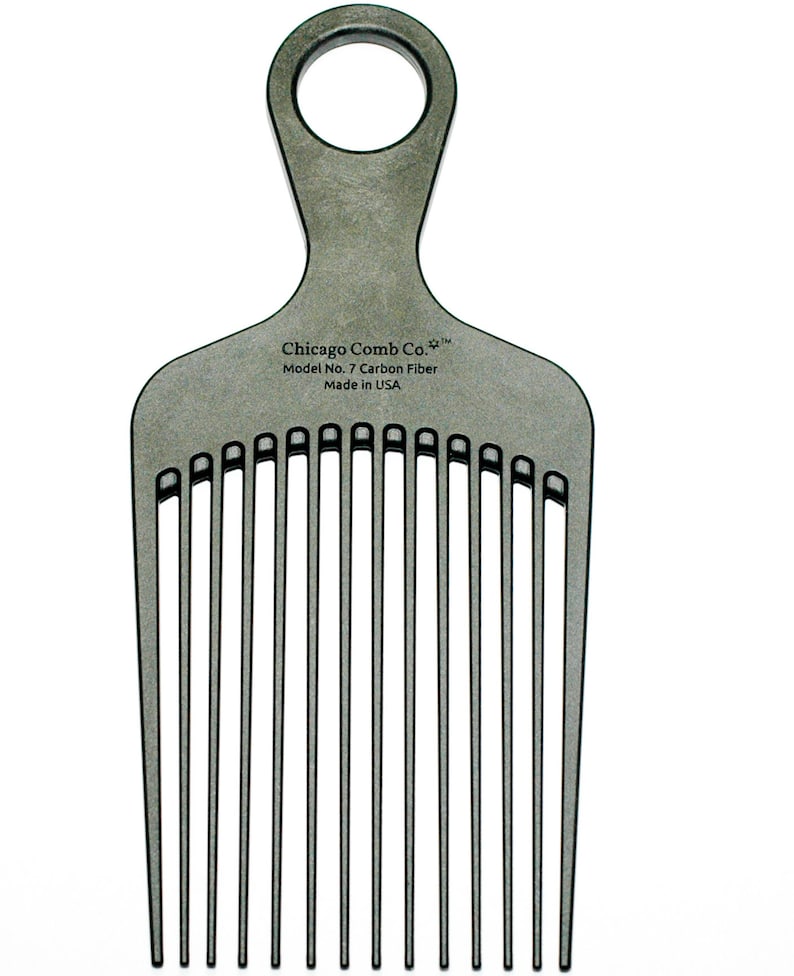 Może przedstawiać: Szary plastikowy grzebień z uchwytem i 11 zębami. Grzebień jest oznaczony "Chicago Comb Co. Model No. 7 Carbon Fiber Made in USA."