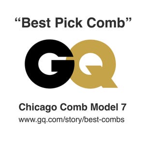 Może przedstawiać: Logo magazynu GQ w kolorze czarnym i złotym z tekstem "Best Pick Comb" i "Chicago Comb Model 7" oraz adresem strony internetowej "www.gq.com/story/best-combs".