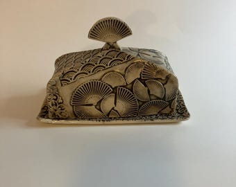 Burriera in ceramica fatta a mano con coperchio: design a ventaglio in bianco e nero