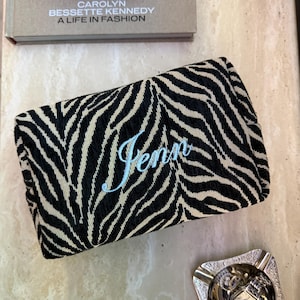 Benutzerdefinierte Zebra-Kosmetiktasche - Personalisierter bestickter Kulturbeutel