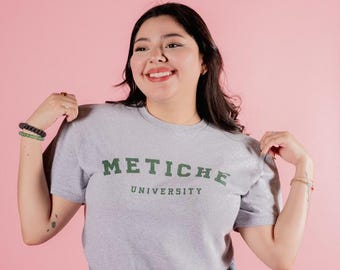 Camiseta de la Universidad Metiche - Latina Power - Camiseta Latina - Chingona - Chismosa - Camiseta Latinx