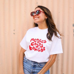 Camiseta Mereces Cosas Bonitas - Camiseta Latina - Camisas Latinas - Camisas para Latinas - Latina Power - Propiedad Latina