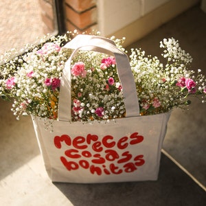 Mereces Cosas Bonitas Tote Bag image 2