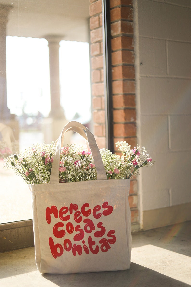 Mereces Cosas Bonitas Tote Bag image 1