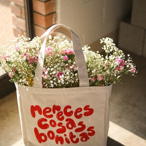 Mereces Cosas Bonitas Tote Bag image 3