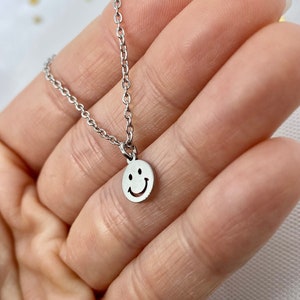 Ketting met kleine smiley, roestvrijstalen hanger, 1,5 mm aanslagbestendige ketting, schattige sierlijke minimalistische sieraden, cadeaus voor haar
