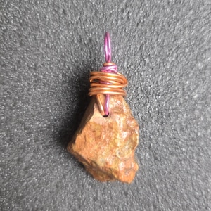 Orange und Rosa Wire Wrapped Naturstein-Rock-Halsketten-Anhänger