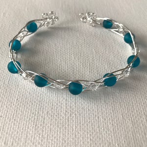Bracelet manchette tressé en verre de mer turquoise et cristal argenté