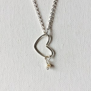 Silver Wire Floating Heart Necklace With Freshwater Pearl imagem 1