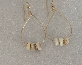 Pendientes de aro con forma de lágrima y relleno de oro con concha heishi hawaiana