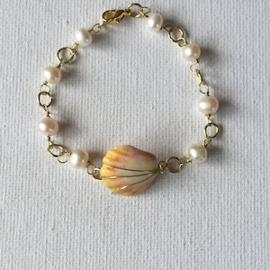 Hawaii Sunrise Shell Gold Wire Link Bracelet With Freshwater Pearls