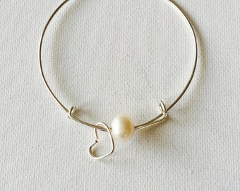 Large 10mm Fresh Water Pearl And Heart Charm Silver Wire Adjustable Bracelet