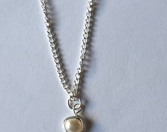 Collar de perlas de agua dulce blanca envuelta en alambre de plata