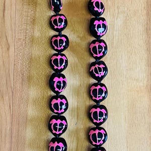 Hawaii Black Kukui Nut Lei With Painted Pink Honu