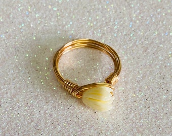 Anello con fiore di pikake delle Hawaii avvolto in filo d'argento e oro