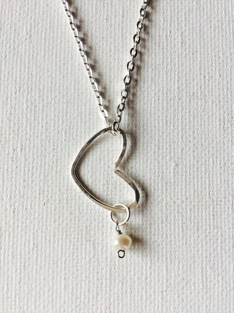 Silver Wire Floating Heart Necklace With Freshwater Pearl imagem 2