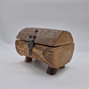 RUSTIEKE HOUTEN DOOS, vintage handgemaakte kleine boomstamdoos organisator, opbergdoos sieradenkist met deksel, massief houten boerderijcadeau