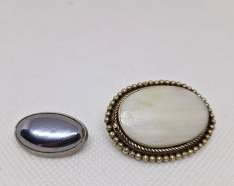 2 MIDCENTURY OVALE BROCHE, Decoratieve parelschelp borstspeld, Hematiet zilveren sluiting pin, Sieraden clip voor haar, Minimalistische bevestigingsbadge