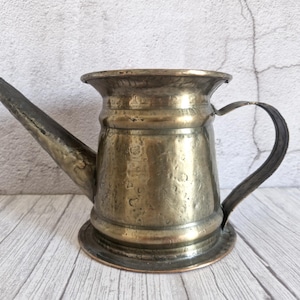 Arrosoir en laiton vintage à la main en métal forgé bouilloire cruche petit pot de plante pichet rustique avec bec verseur poignée navire de jardin ferme du milieu du siècle