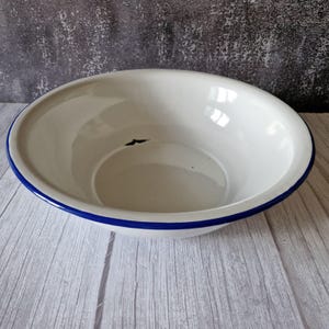 Stor vit blå emaljskål, lantligt handfat, vintage emalj från 1960-talet, rustik metallkruka, retro köksskål, heminredning