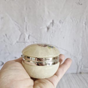 RONDE ALBASTER RING doos, vintage kleine doos met deksel, bloem sieraden opberger, cadeau voor vrouwen, kaptafeldecor, witte pillendoos