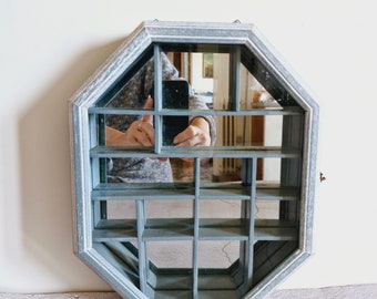 GABINETE DE EXHIBICIÓN EN MINIATURAS, Estante con espejo colgante de pared, Estante de caja de cristales de puerta de vidrio, Armario de madera pequeño, Estante de caja de exhibición