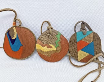 Handmålat återvunnet trähängehalsband, abstrakt geometrisk boho choker, mockasnöremålade smycken, unik miljövänlig present till henne